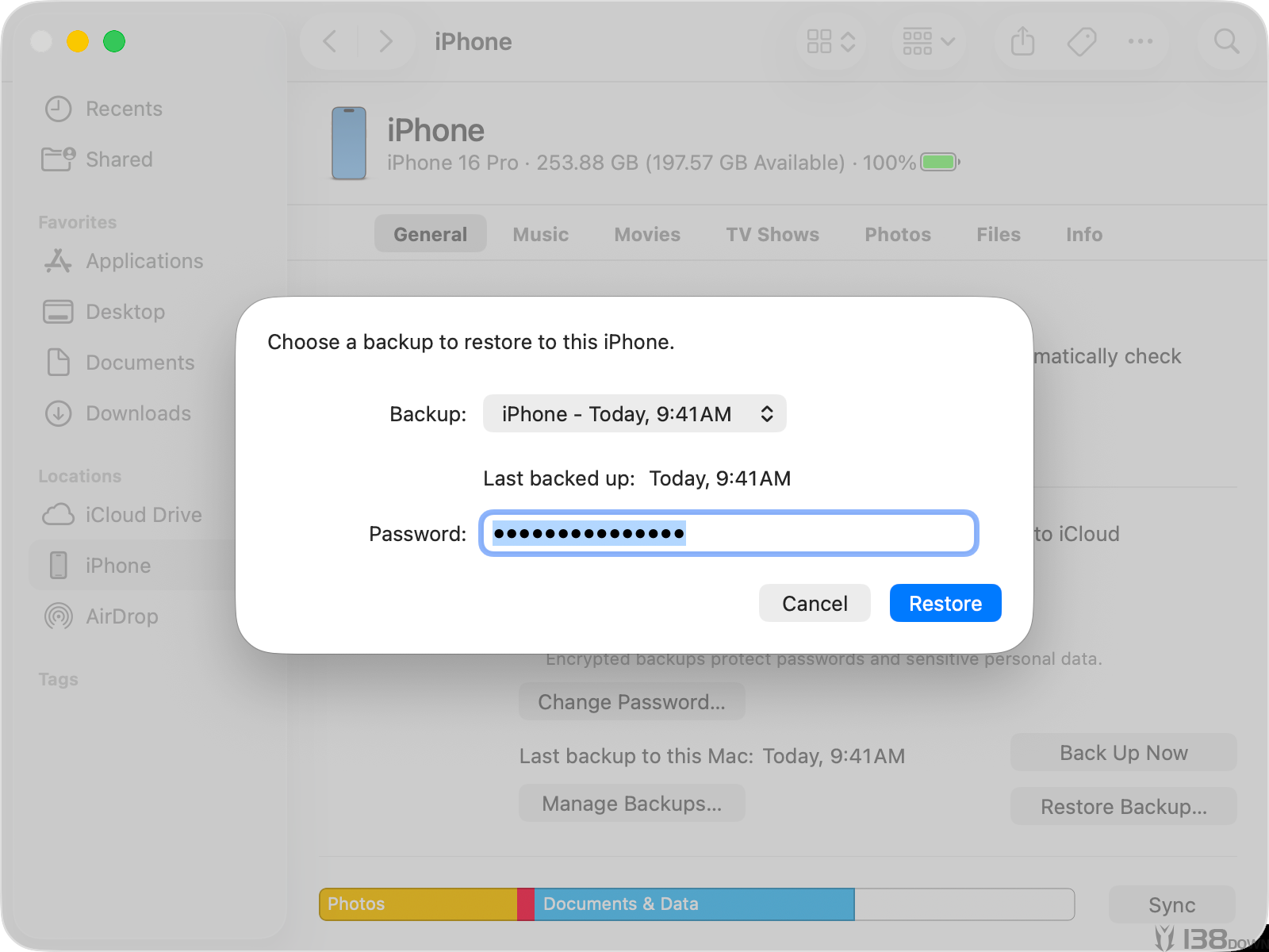 Finder中选择iPhone备份进行恢复的界面